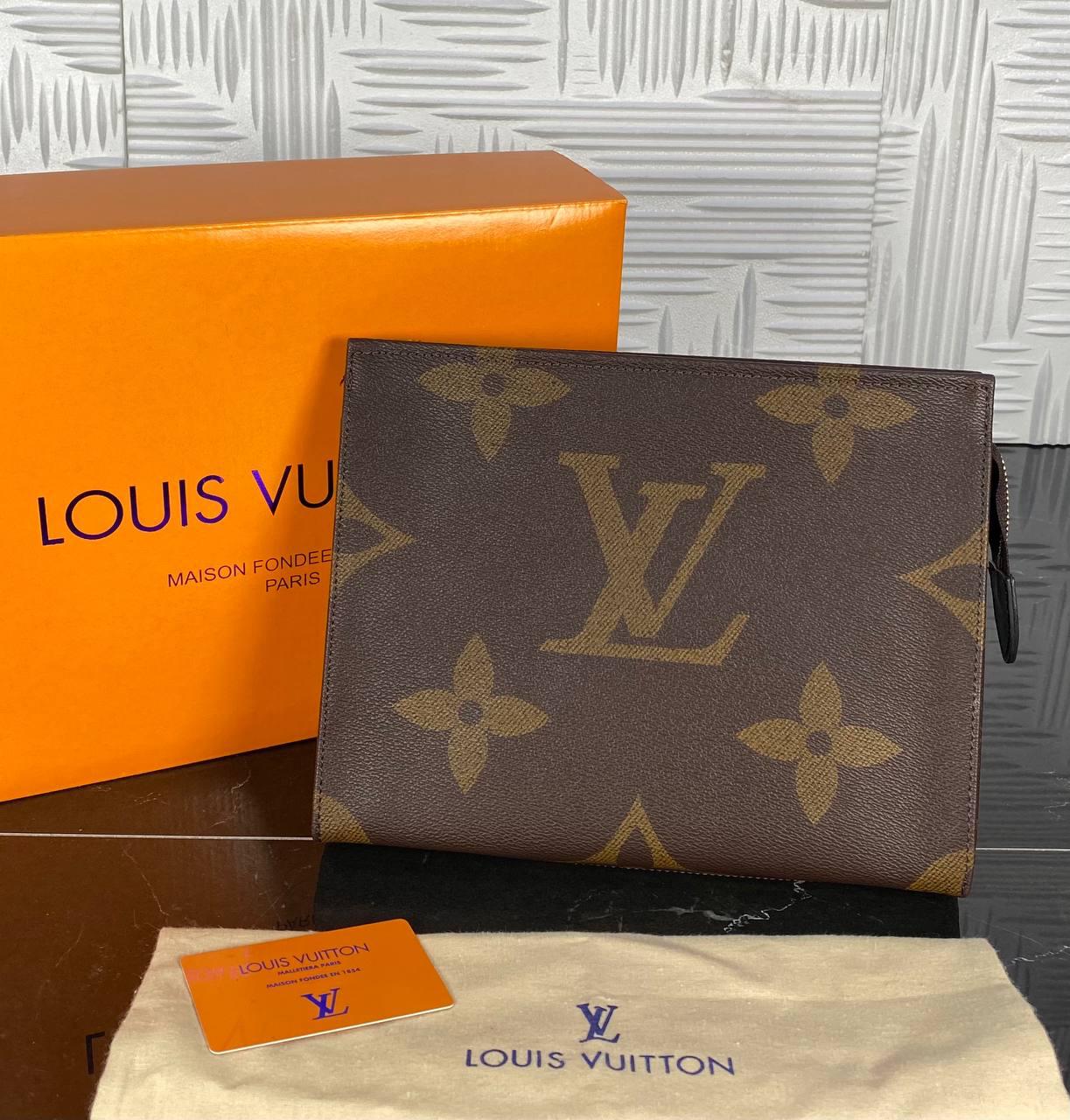 TOILETRY POUCH 26 BLACK BIG MONOGRAM